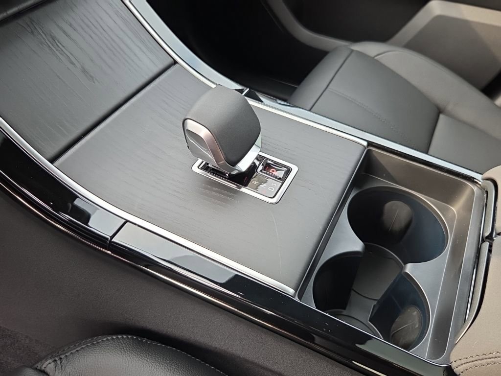 New 2026 Land Rover Range Rover Velar Dynamic SE image 13