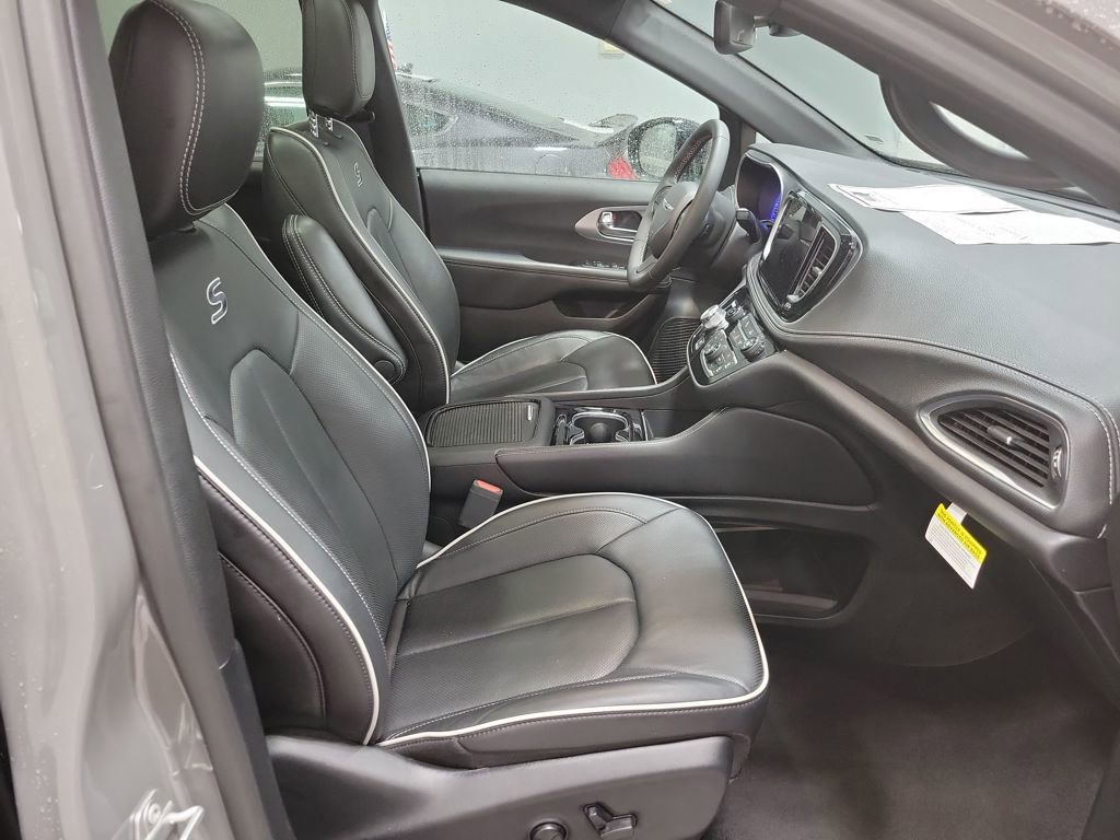 Used 2025 Chrysler Pacifica Limited image 20