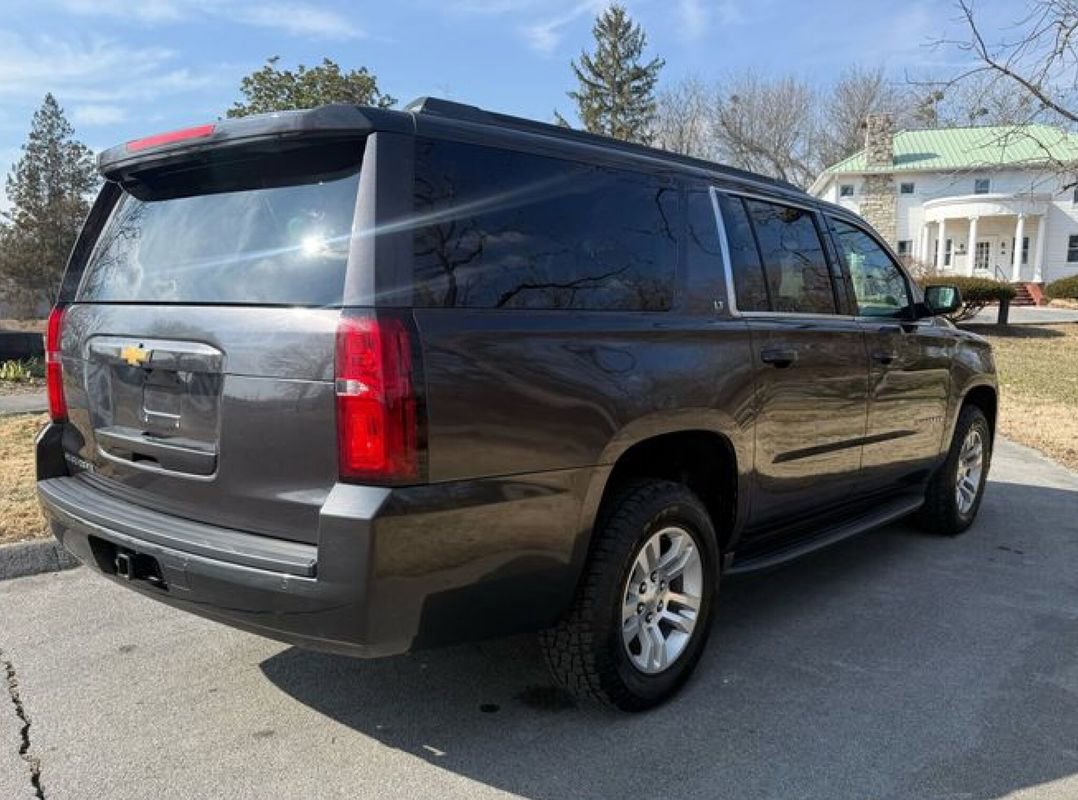 Used 2018 Chevrolet Suburban LT image 7