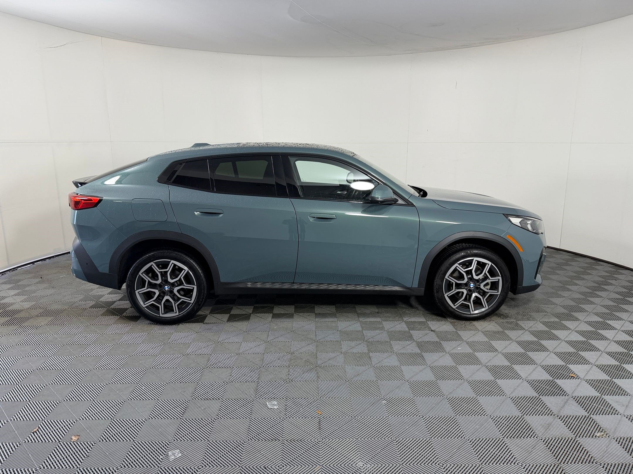 Used 2025 BMW X2 xDrive28i AWD/4WD image 8