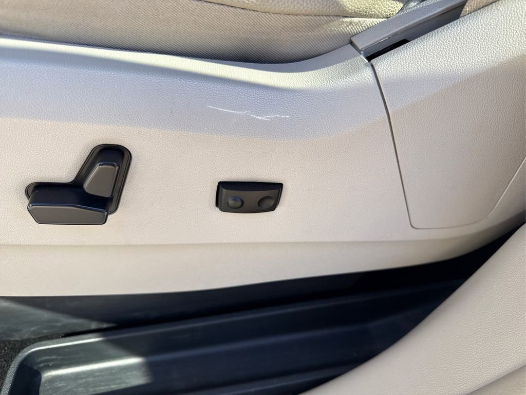 Used 2012 Chrysler Town & Country Touring-L w/ Driver Convenience Group image 23