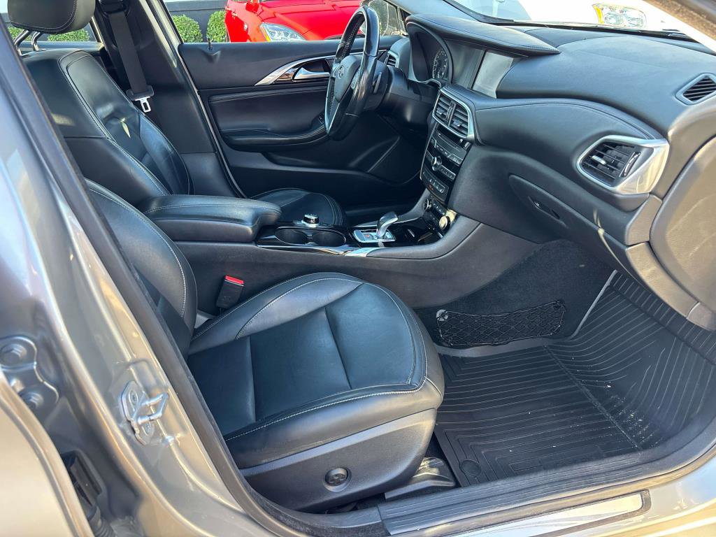 Used 2017 INFINITI QX30 Premium w/ Navigation Package image 13