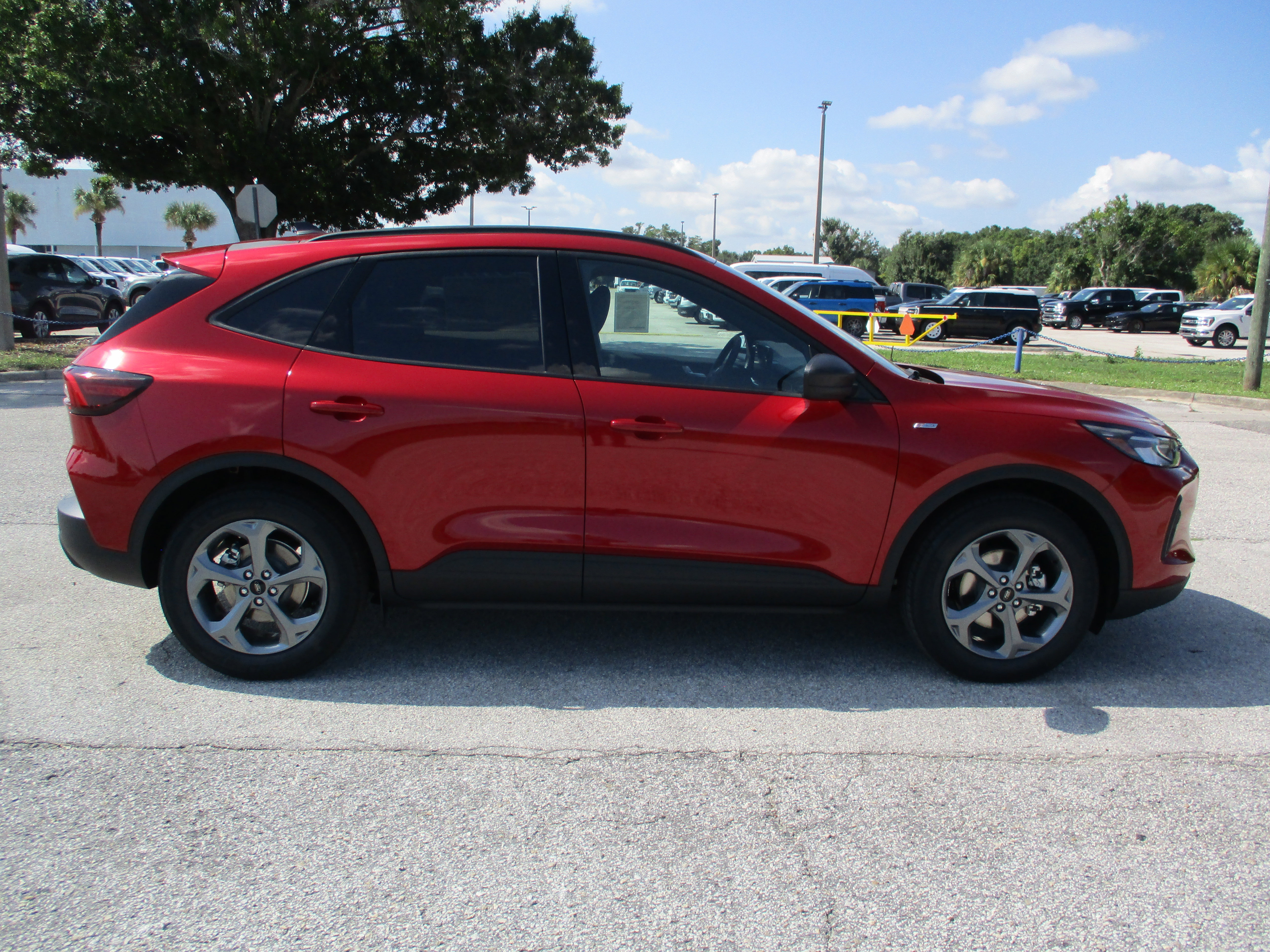 Used 2025 Ford Escape ST-Line w/ Tech Pack #1 FWD image 8