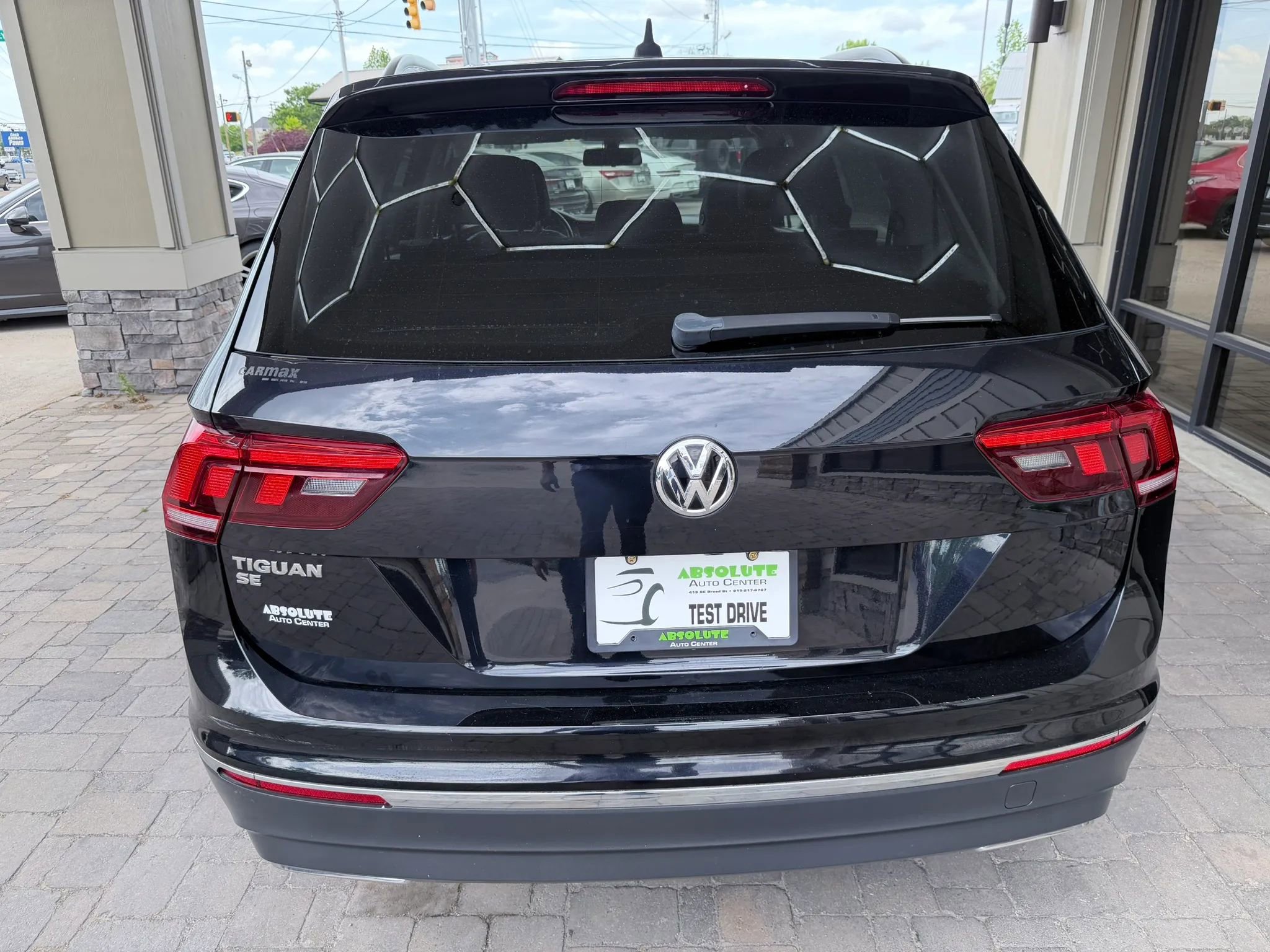 Used 2020 Volkswagen Tiguan SE w/ Panoramic Sunroof Package FWD image 5