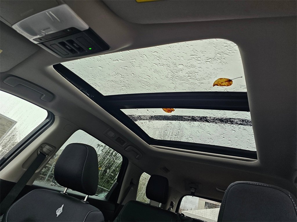 New 2025 Nissan Pathfinder SV w/ SV Premium Package image 10