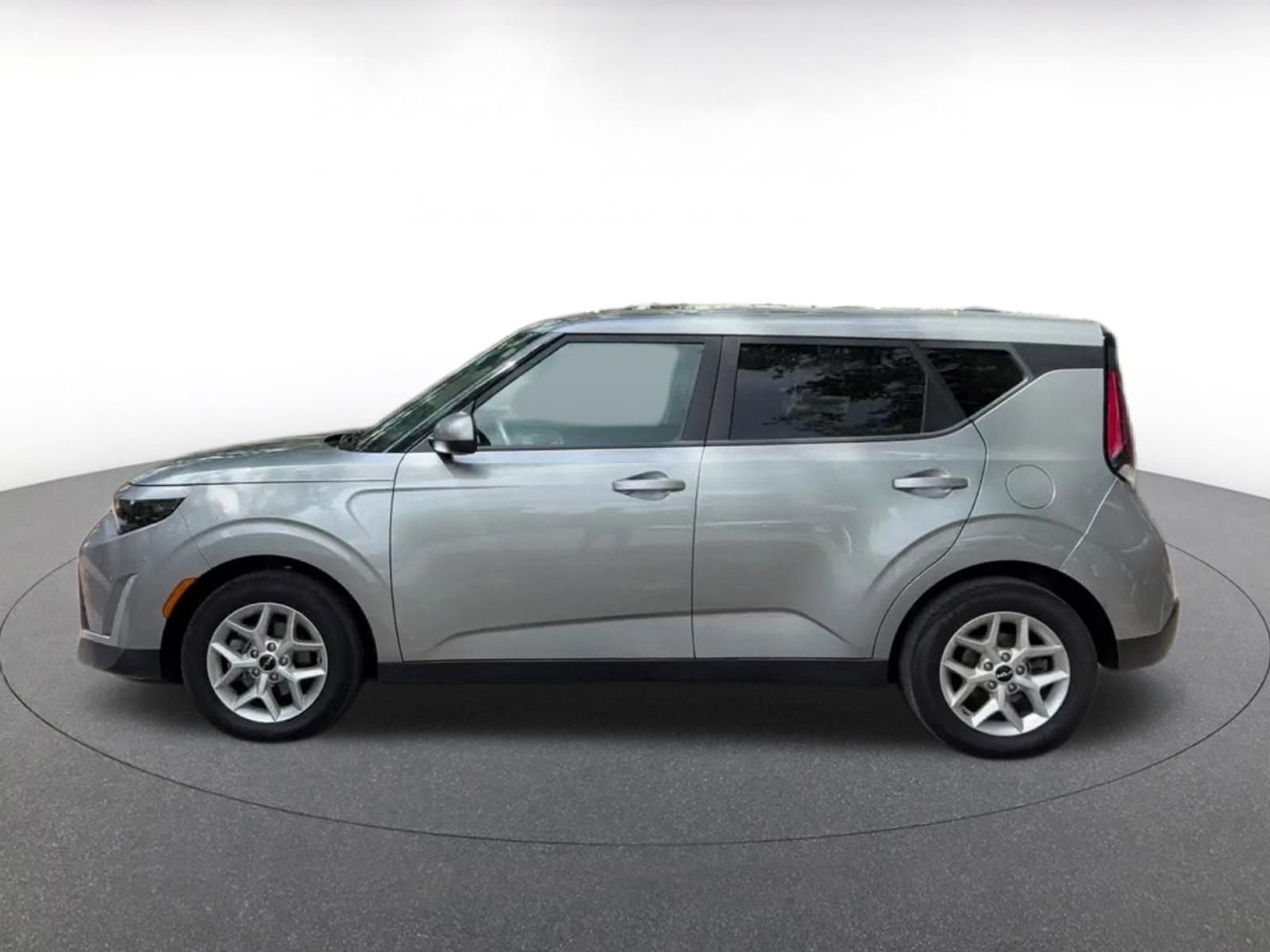 Used 2025 Kia Soul LX w/ LX Technology Package FWD image 9