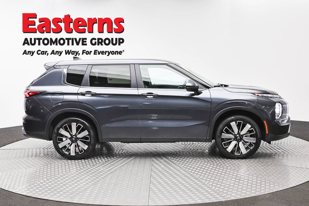 Used 2025 Mitsubishi Outlander SE AWD/4WD image 4