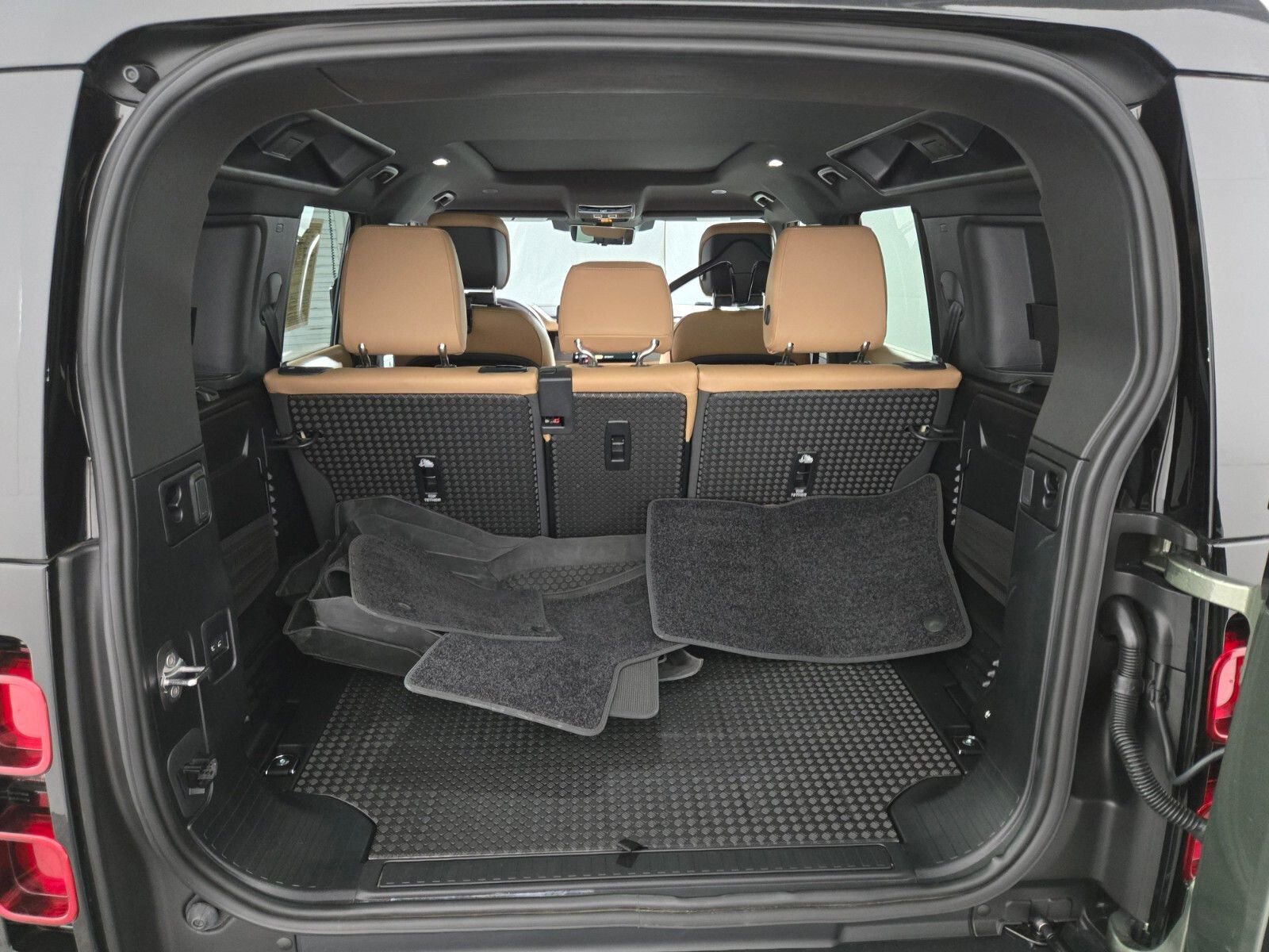 Used 2025 Land Rover Defender 110 X-Dynamic SE image 15