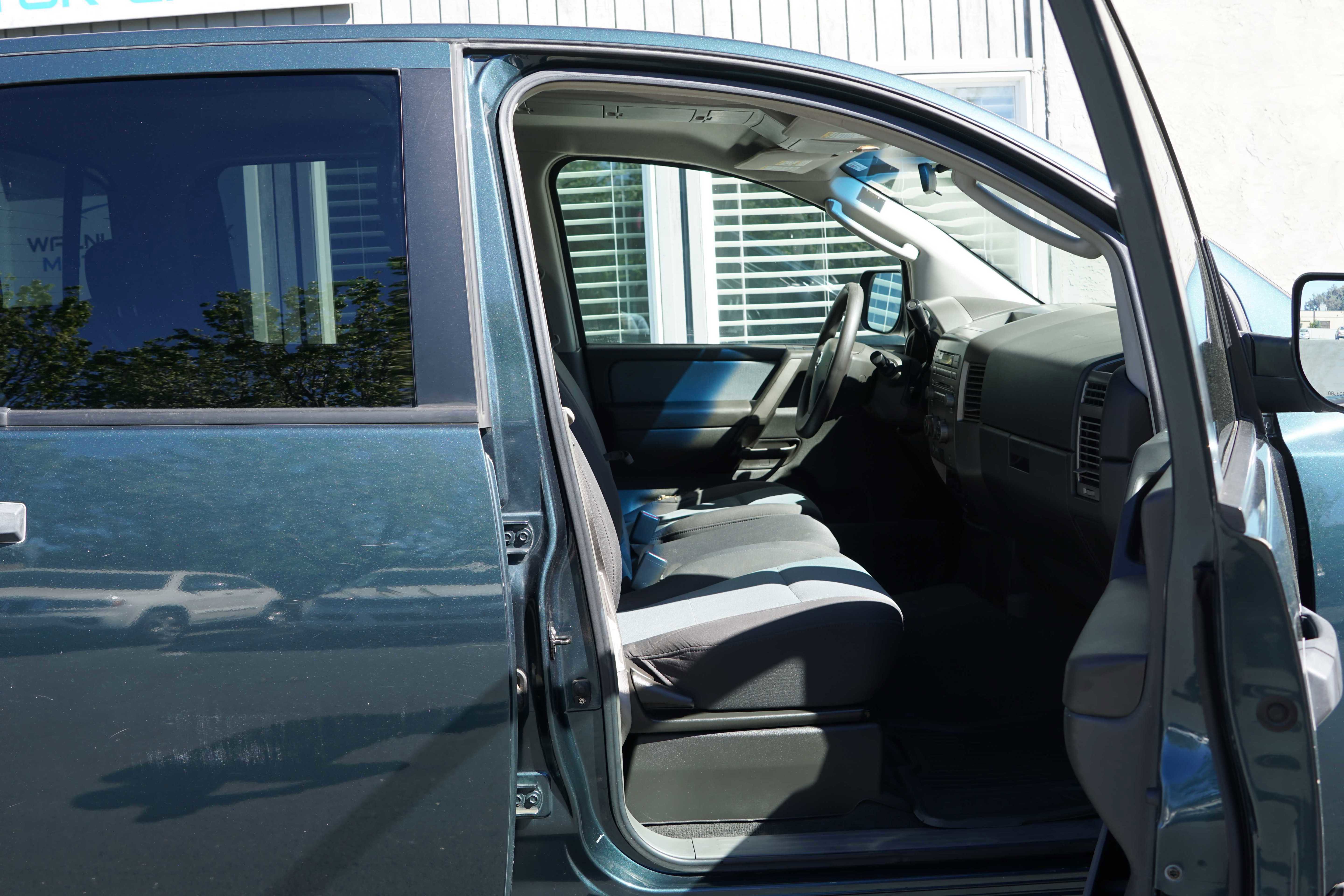 Used 2005 Nissan Titan XE image 32