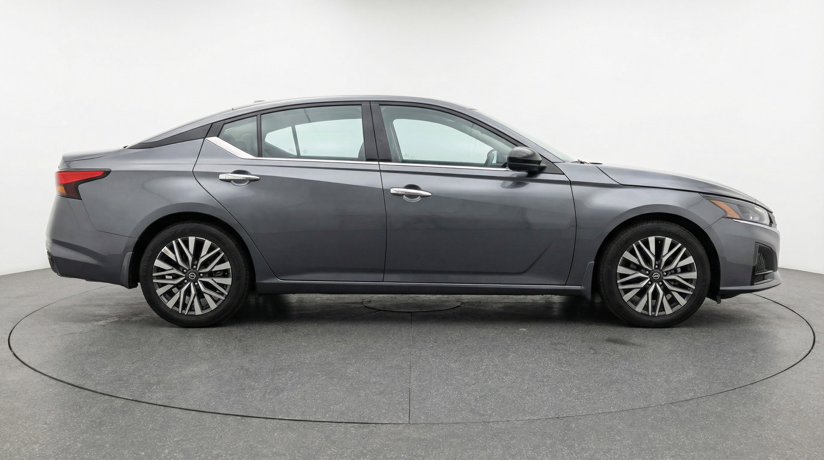 Used 2025 Nissan Altima 2.5 SV image 11