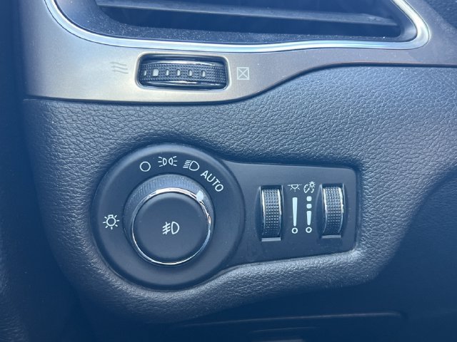 Used 2021 Jeep Cherokee Latitude Plus AWD/4WD image 29