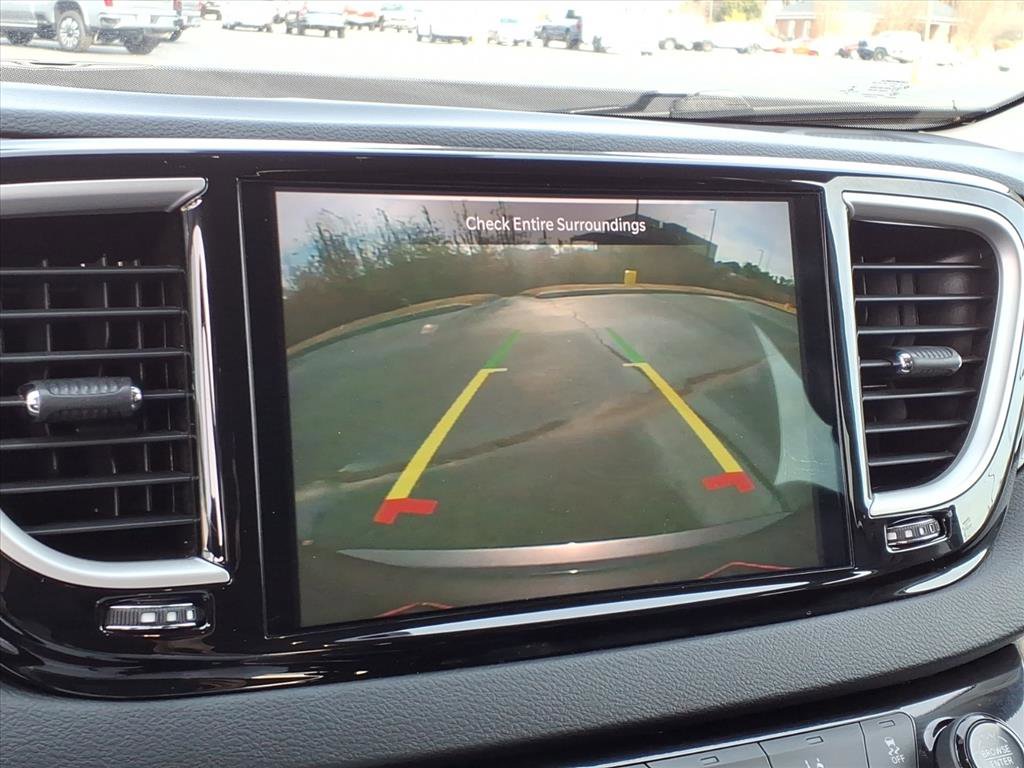 Used 2023 Chrysler Pacifica Touring-L image 9