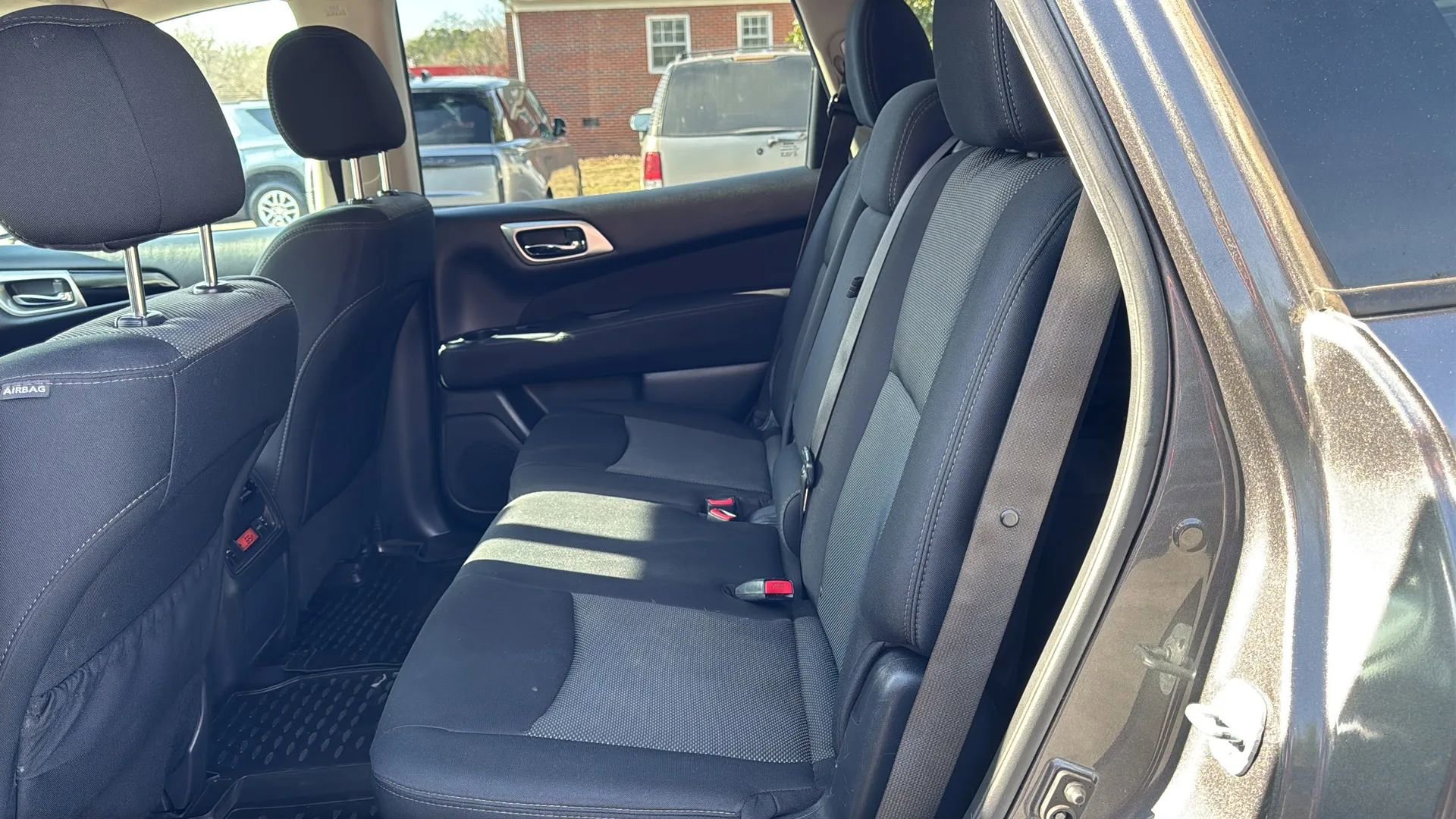 Used 2017 Nissan Pathfinder SV image 11