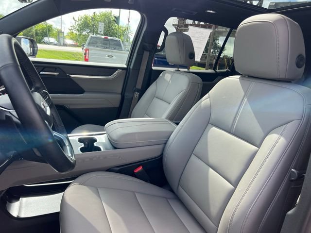 Used 2026 GMC Acadia Elevation w/ Elevation Premium Package FWD image 12