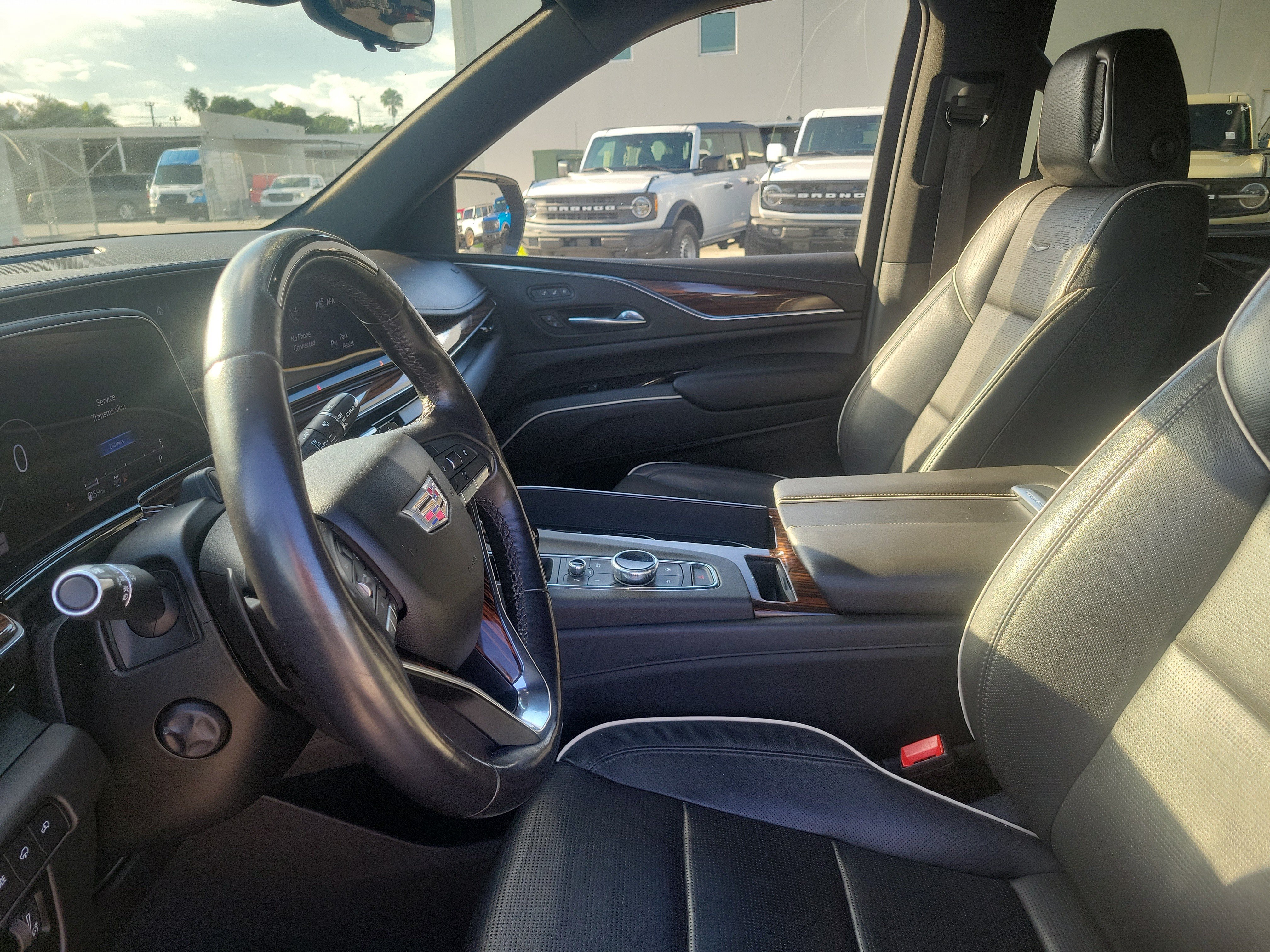 Used 2022 Cadillac Escalade Premium Luxury w/ Performance Package AWD/4WD image 23