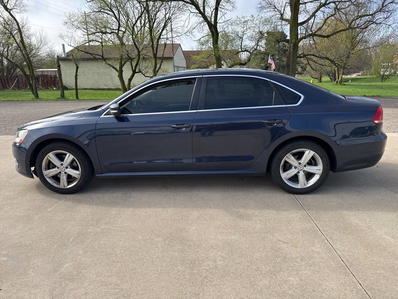 Used 2013 Volkswagen Passat TDI SE FWD image 2