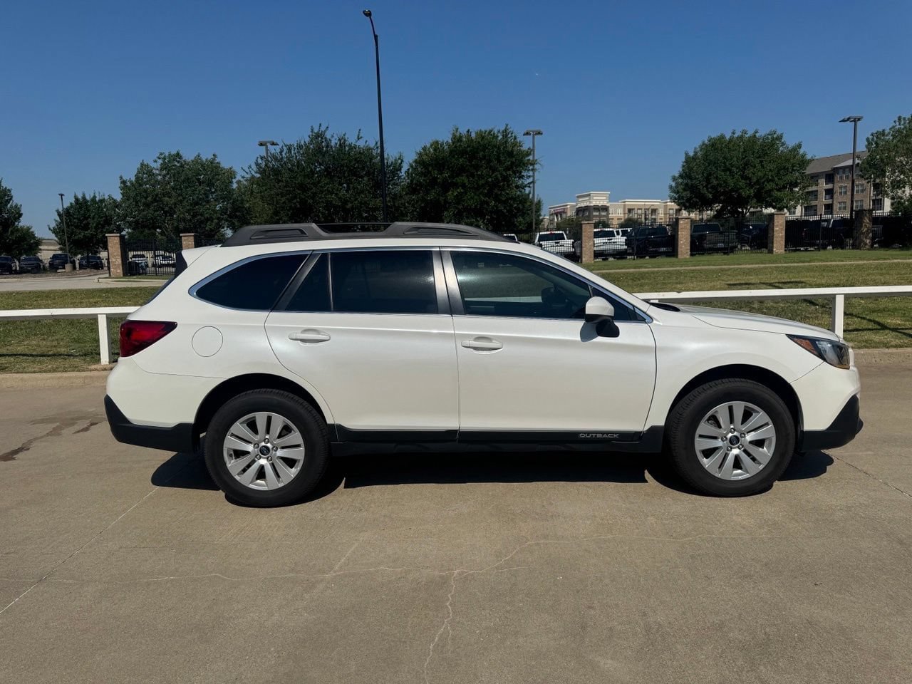 Used 2018 Subaru Outback 2.5i Premium AWD/4WD image 3