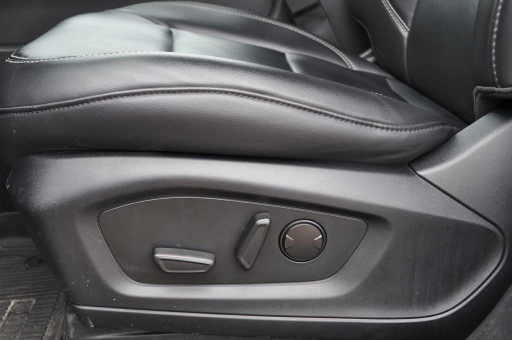 Used 2024 Ford Explorer XLT w/ Equipment Group 202A image 7