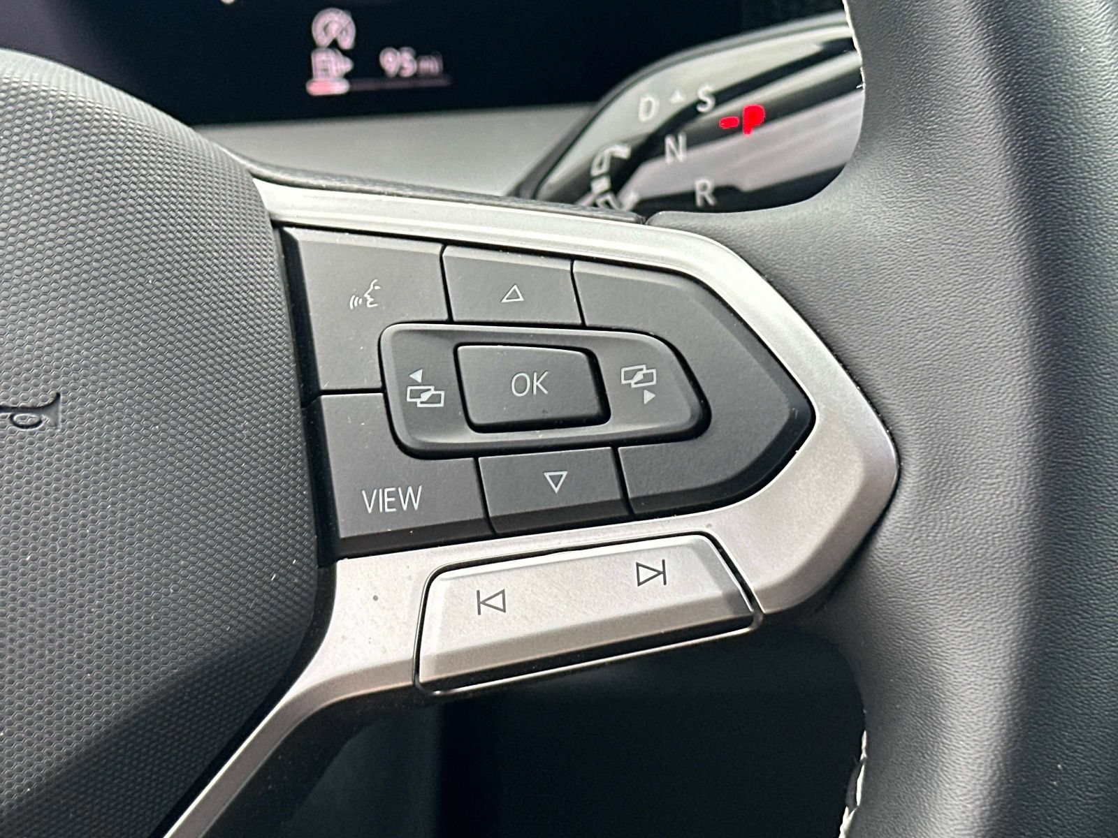 Certified 2025 Volkswagen Tiguan SE FWD image 22