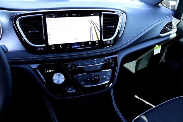 New 2026 Chrysler Pacifica Limited image 13