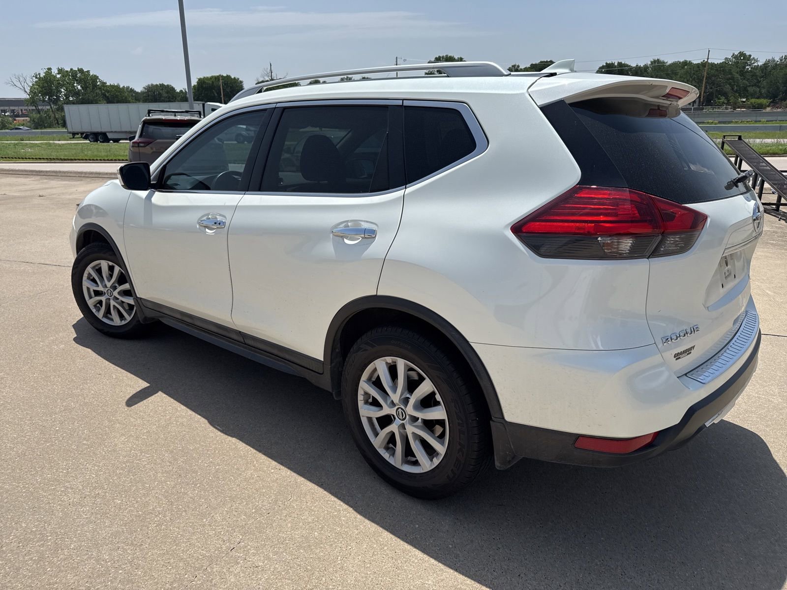 Used 2017 Nissan Rogue SV FWD image 3