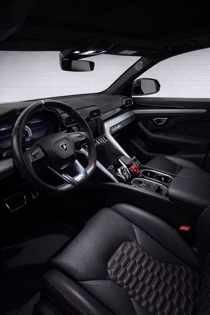 Used 2019 Lamborghini Urus image 2