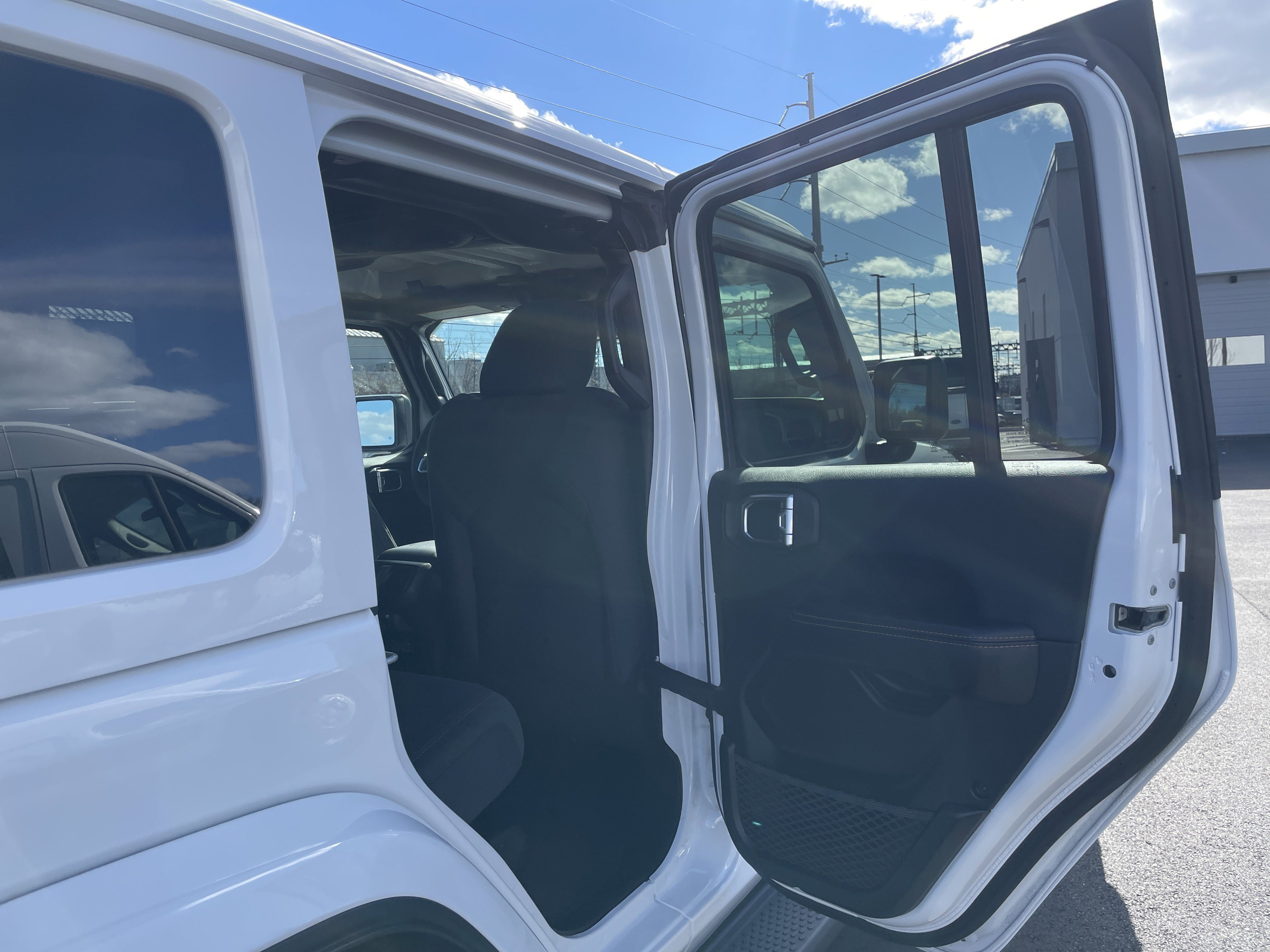 Used 2025 Jeep Wrangler Sahara image 13
