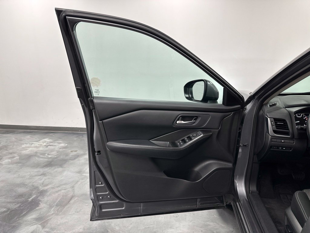 Used 2024 Nissan Rogue SV AWD/4WD image 14