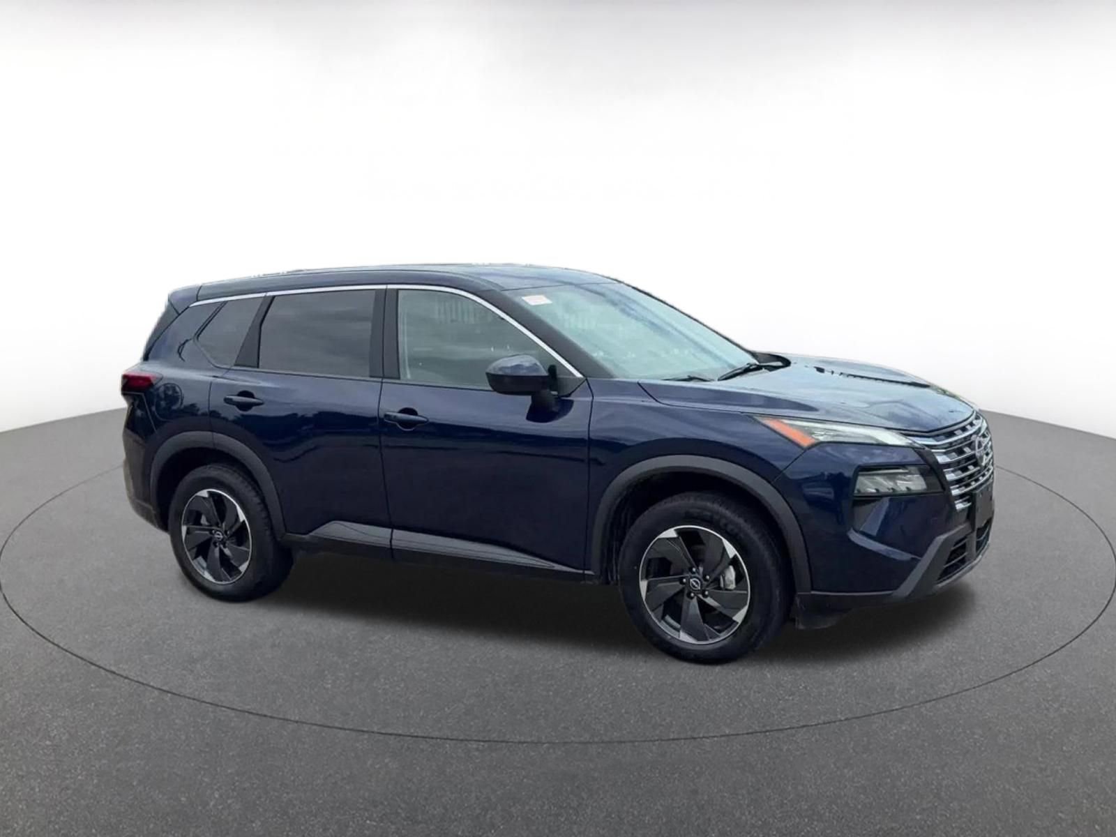 Used 2025 Nissan Rogue SV AWD/4WD image 2