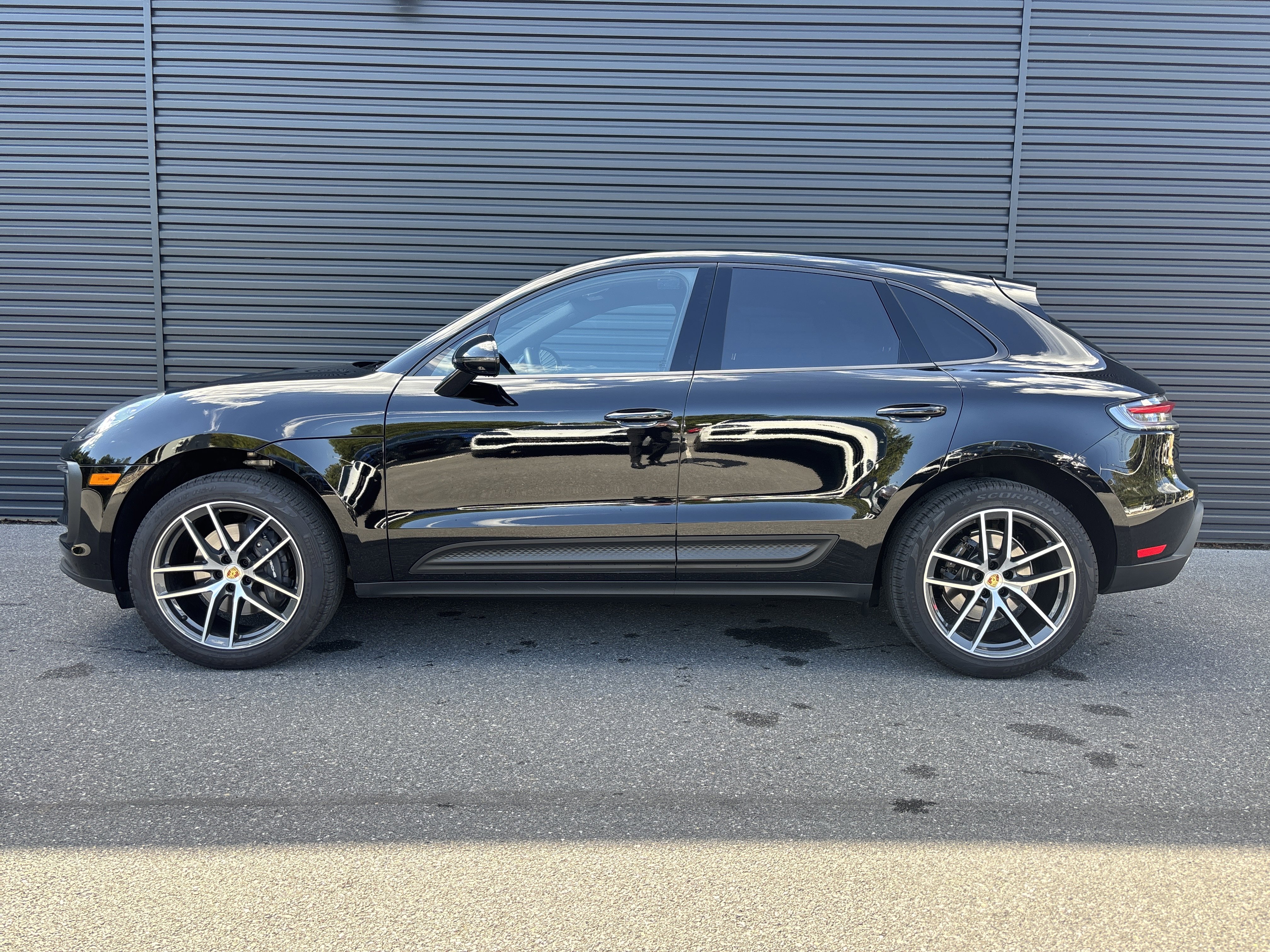 Certified 2025 Porsche Macan image 2