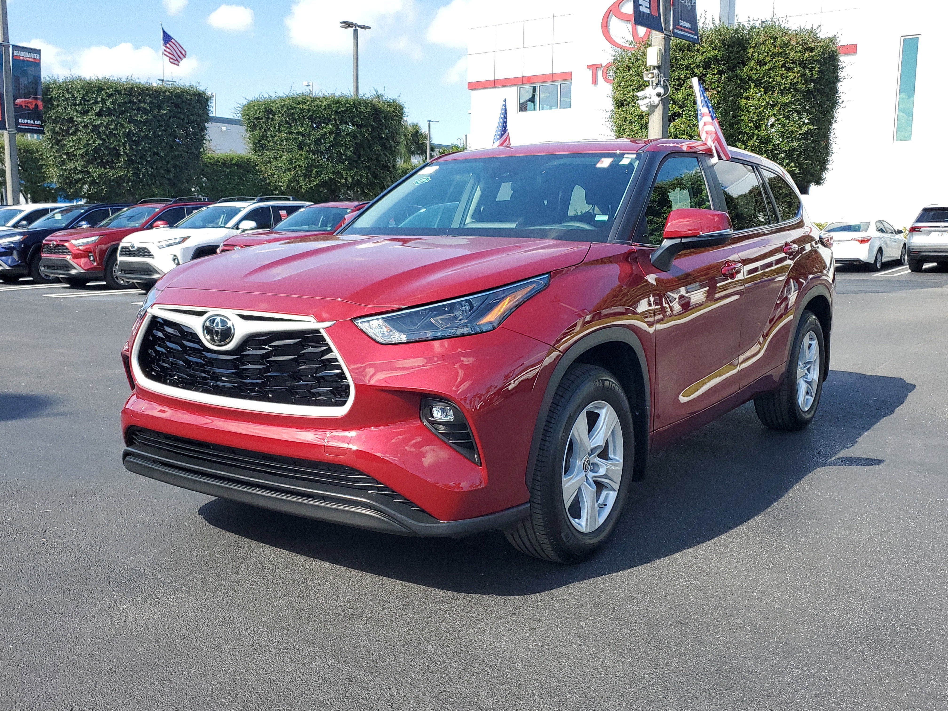 Used 2025 Toyota Highlander LE image 5