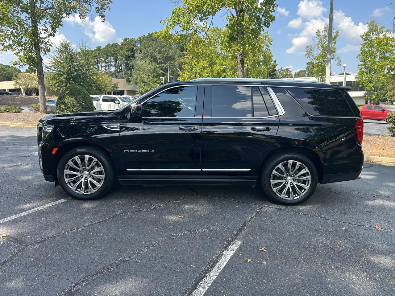 Used 2022 GMC Yukon Denali w/ Denali Premium Package AWD/4WD image 2