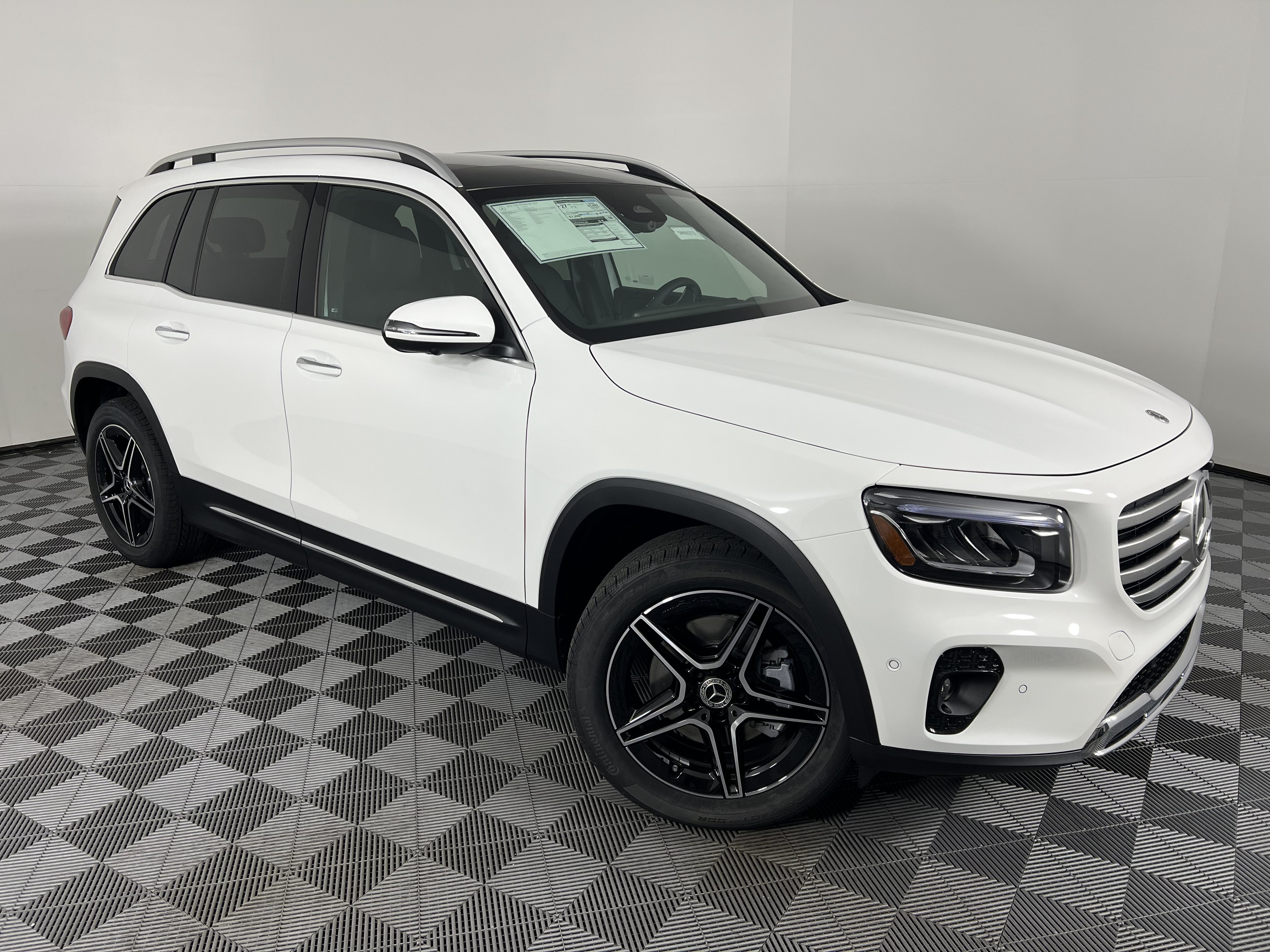 Used 2026 Mercedes-Benz GLB 250 4MATIC image 2