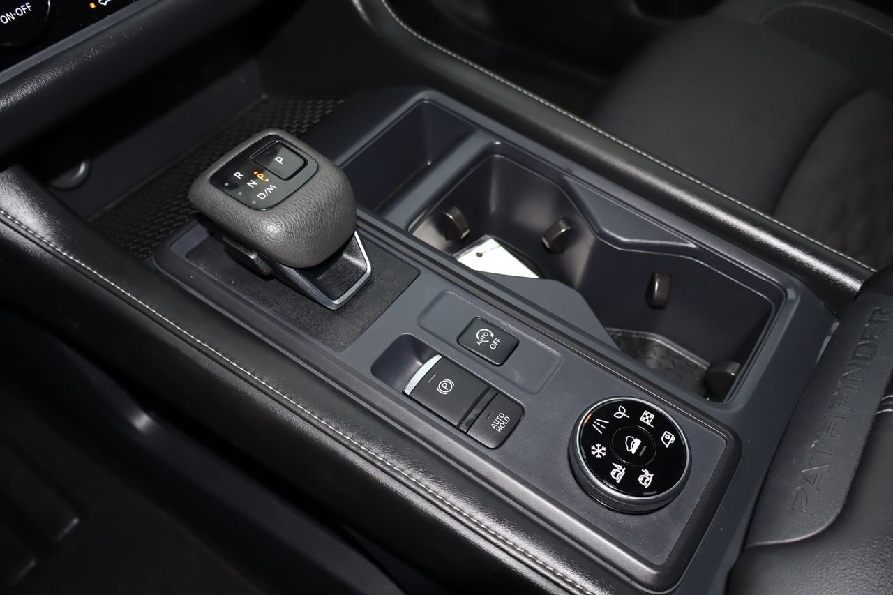 Used 2024 Nissan Pathfinder S image 27