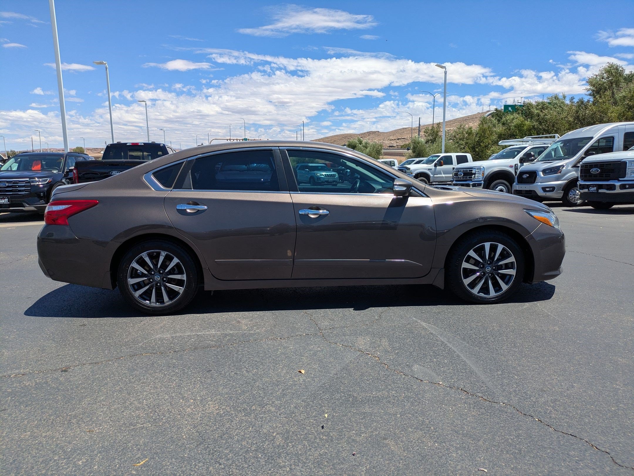 Used 2016 Nissan Altima 2.5 SV w/ Convenience Package FWD image 2