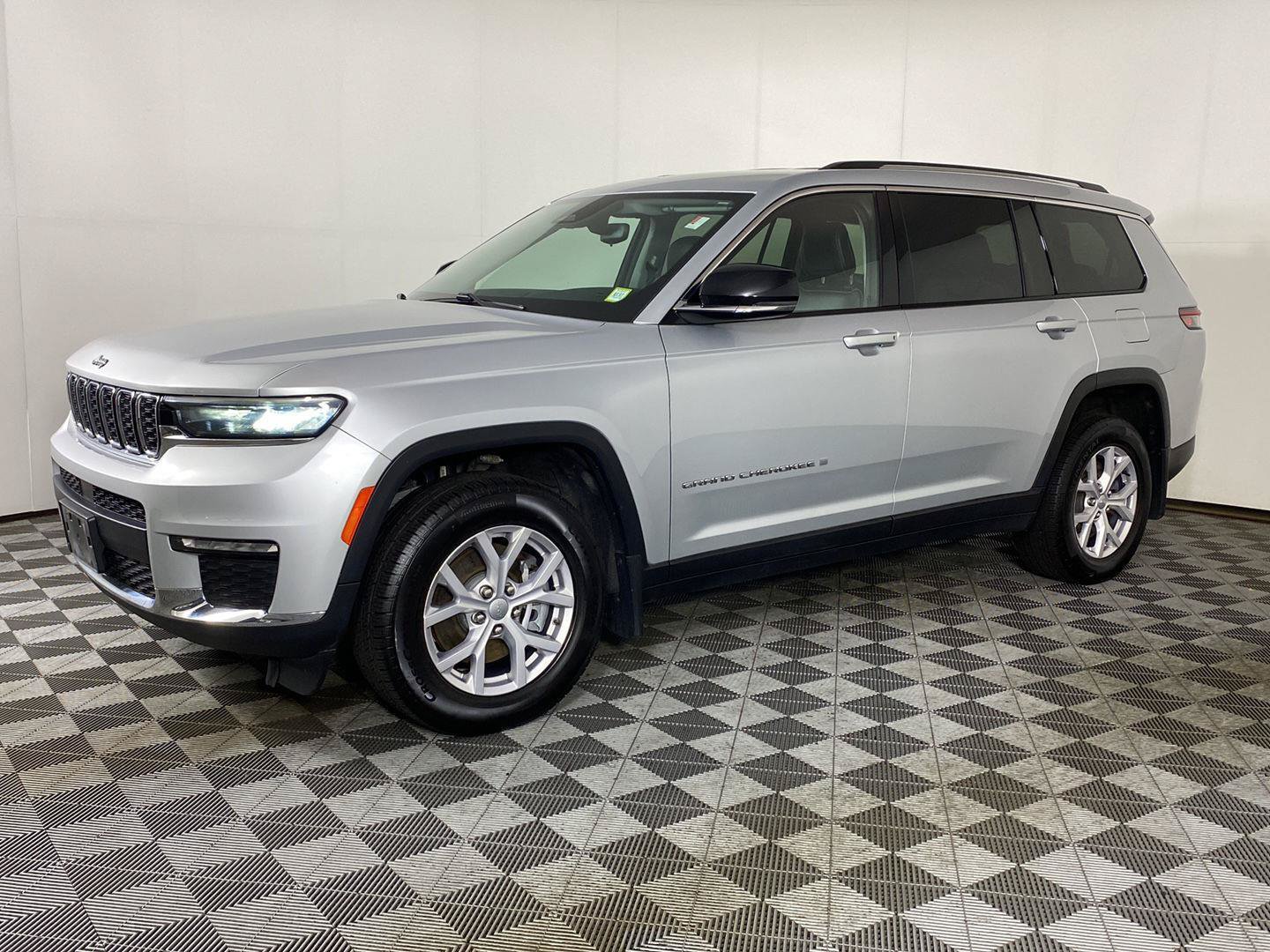 Used 2021 Jeep Grand Cherokee L Limited w/ MOPAR Finishing Package AWD/4WD image 12