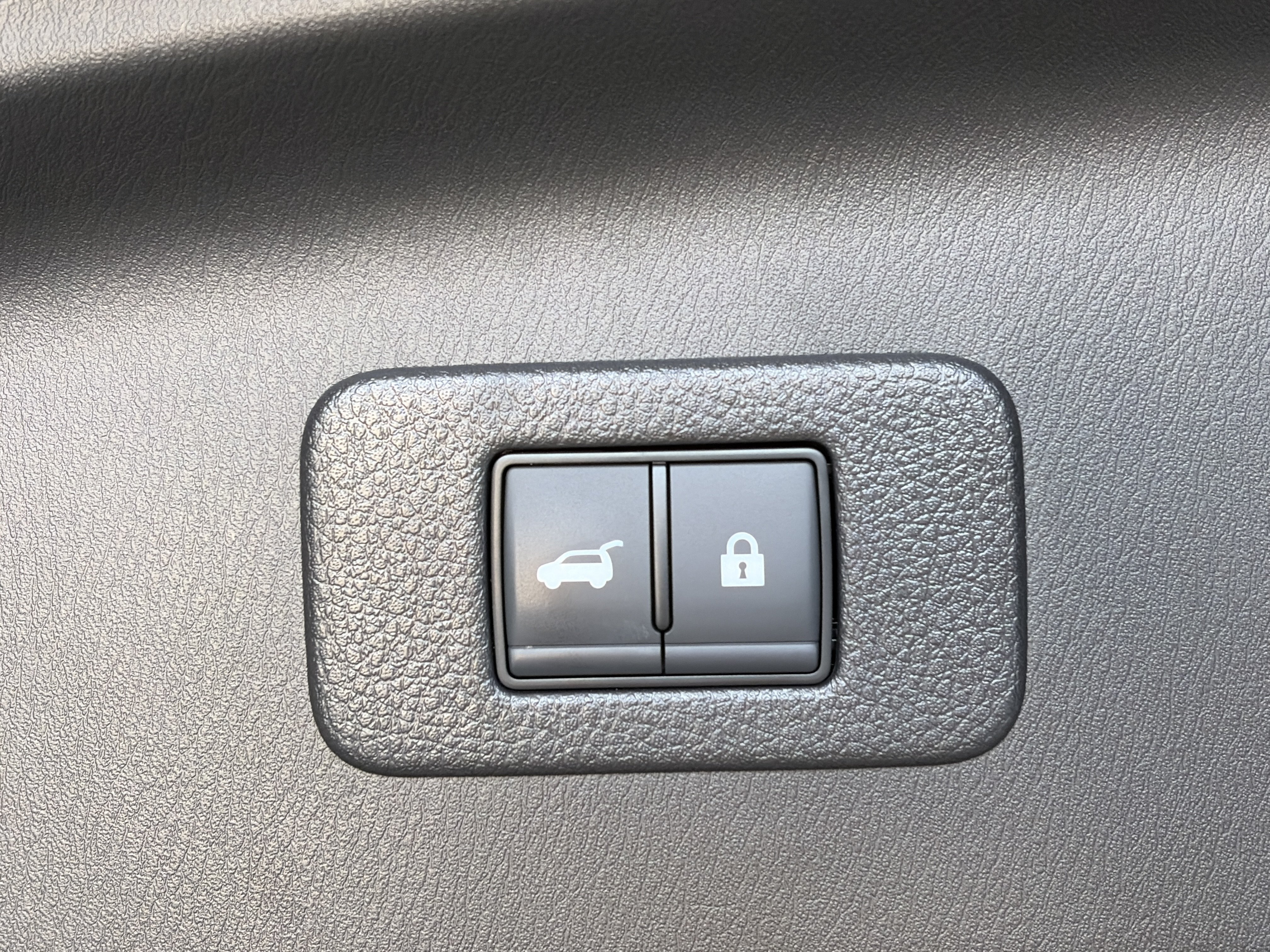 Used 2024 Nissan Armada Platinum w/ Captain's Chairs Package RWD image 16