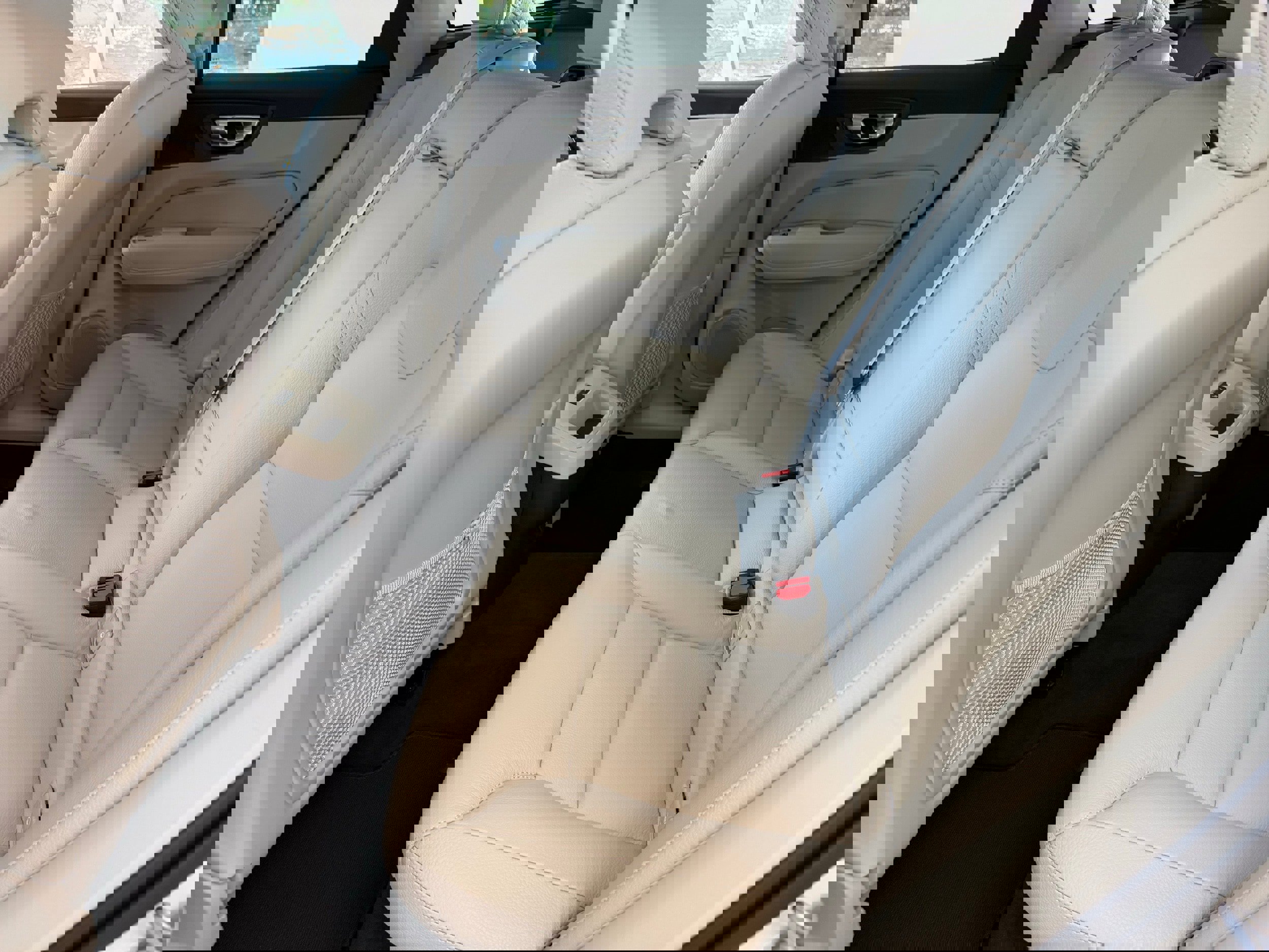 Certified 2025 Volvo XC60 B5 Core image 25