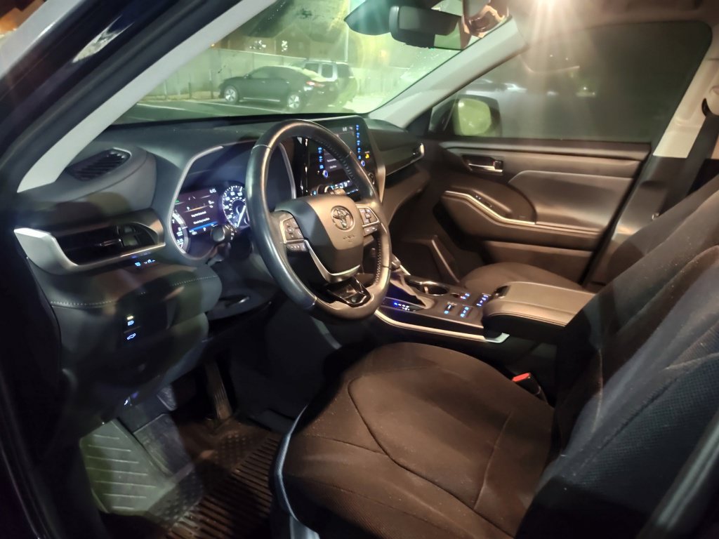 Used 2021 Toyota Highlander XLE AWD/4WD image 7