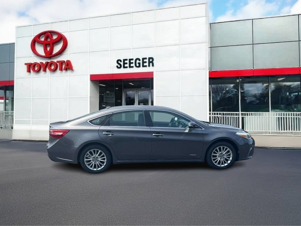 Used 2018 Toyota Avalon Limited FWD image 2