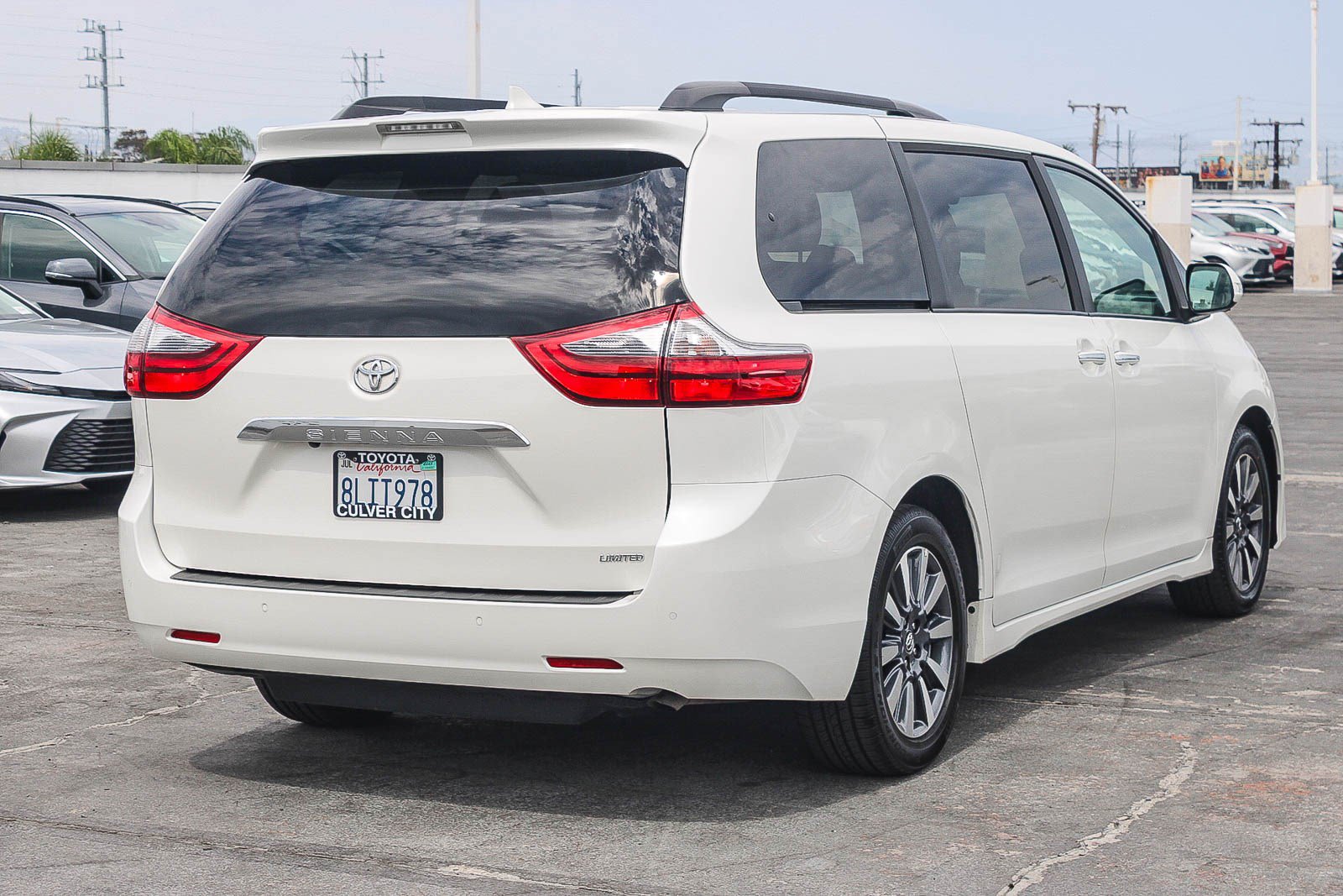 Used 2020 Toyota Sienna Limited Premium w/ Carpet Mat Package FWD image 9
