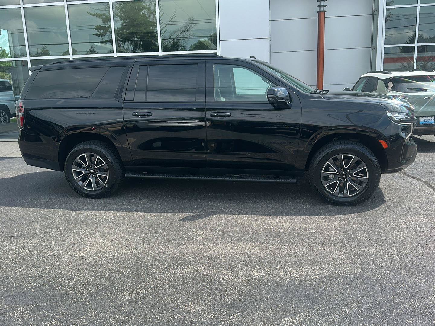 Used 2023 Chevrolet Suburban Z71 w/ Luxury Package AWD/4WD image 2