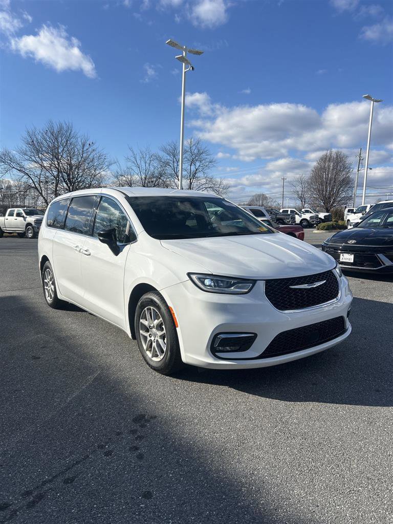 Used 2024 Chrysler Pacifica Touring-L
