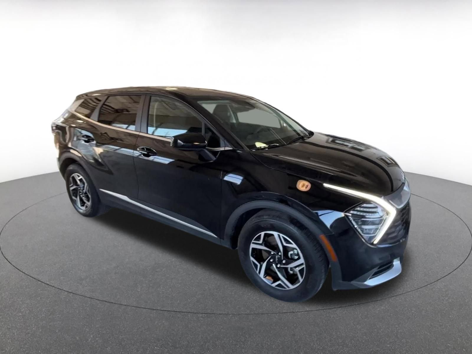 Used 2025 Kia Sportage LX image 2