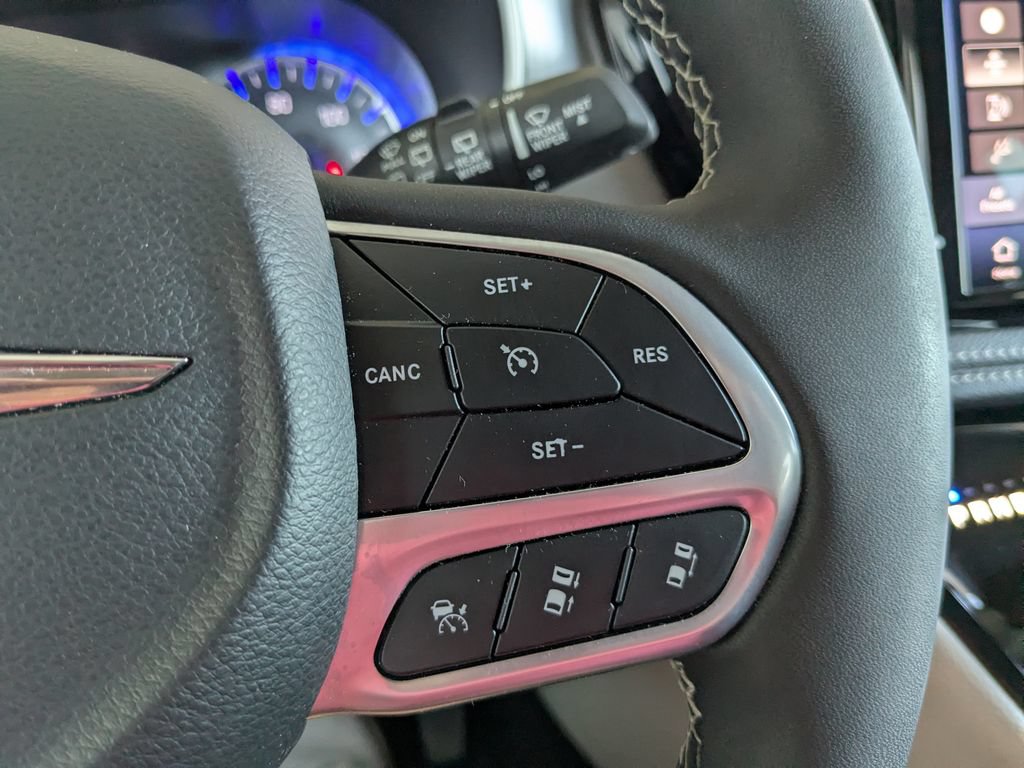Used 2023 Chrysler Pacifica Touring-L AWD/4WD image 18