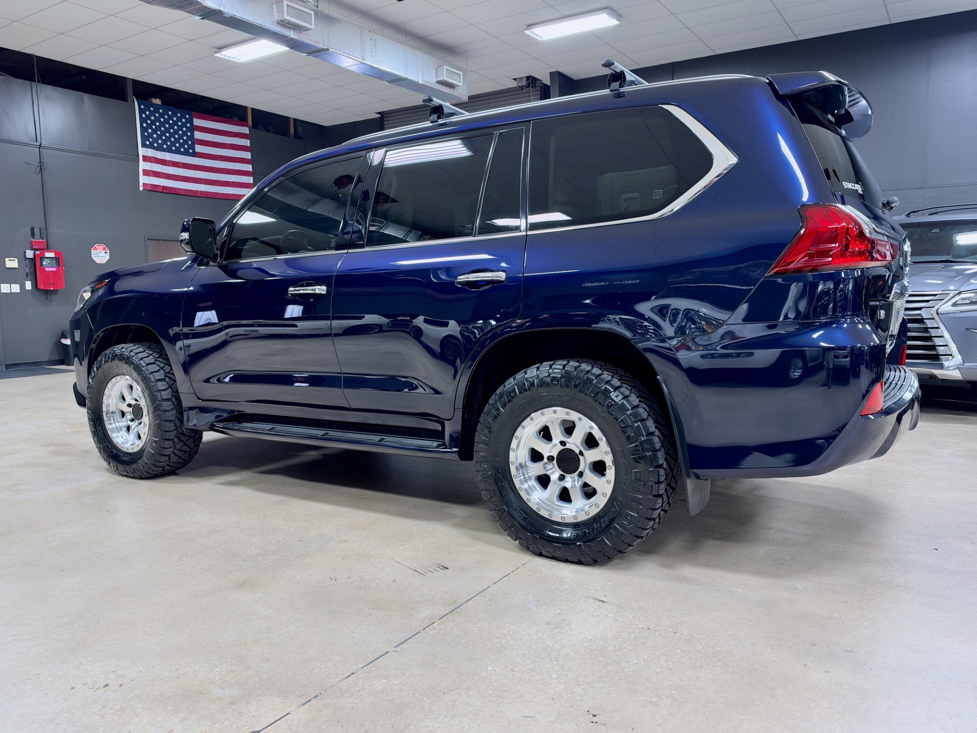 Used 2017 Lexus LX 570 4WD w/ Luxury Package image 10