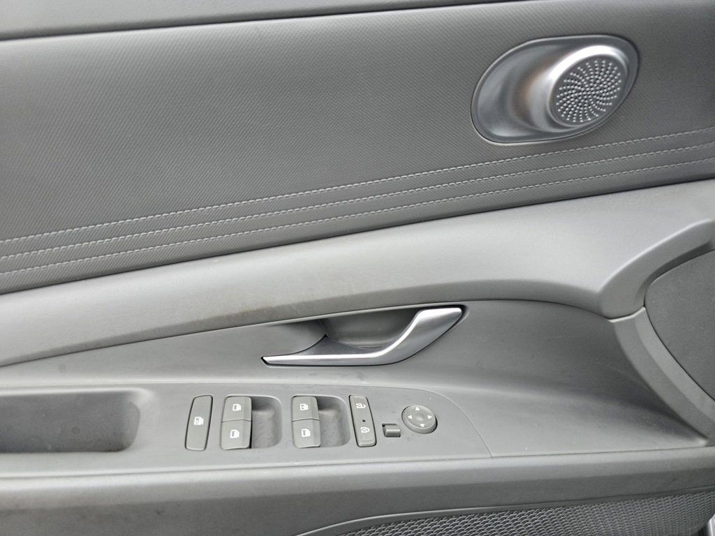 Used 2021 Hyundai Elantra SE image 17