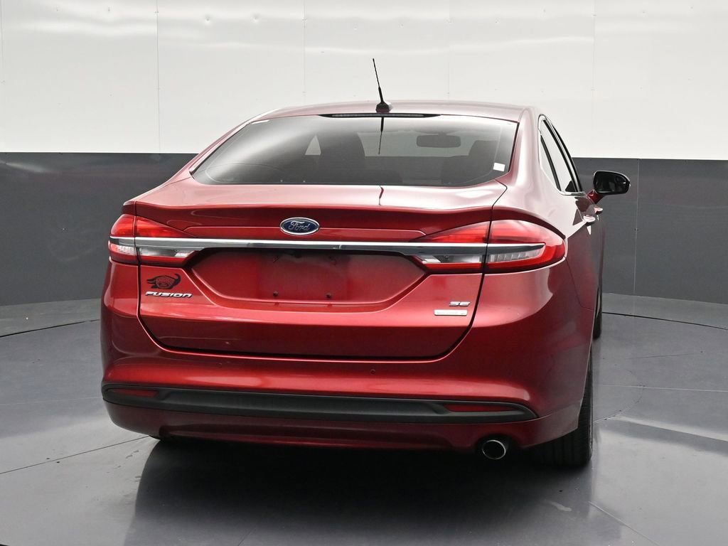 Used 2017 Ford Fusion SE w/ Fusion SE Technology Package FWD image 2