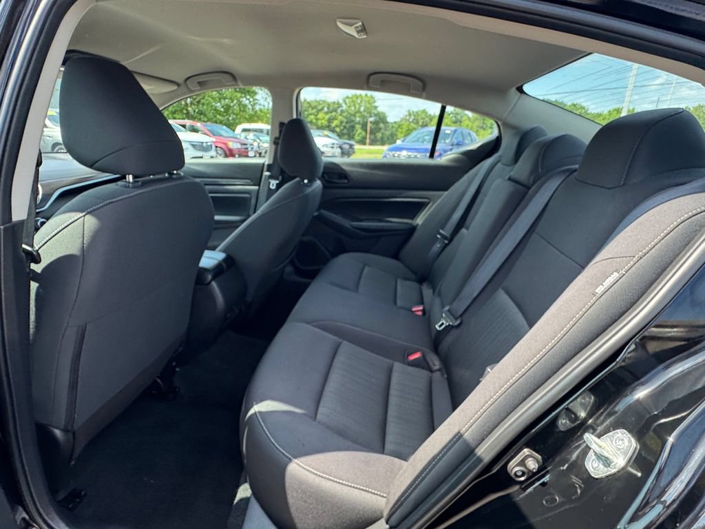 Used 2025 Nissan Altima 2.5 SV FWD image 35