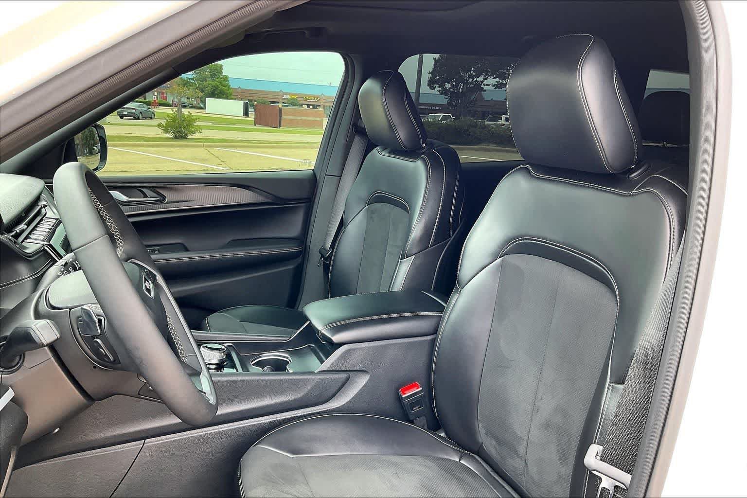 Used 2025 Jeep Grand Cherokee L Altitude RWD image 9